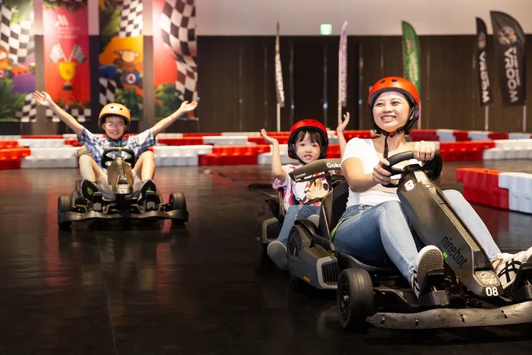 台北萬豪酒店「奧林PK樂遊島」住房專案，打造超過200坪卡丁車專屬賽道。業者提供