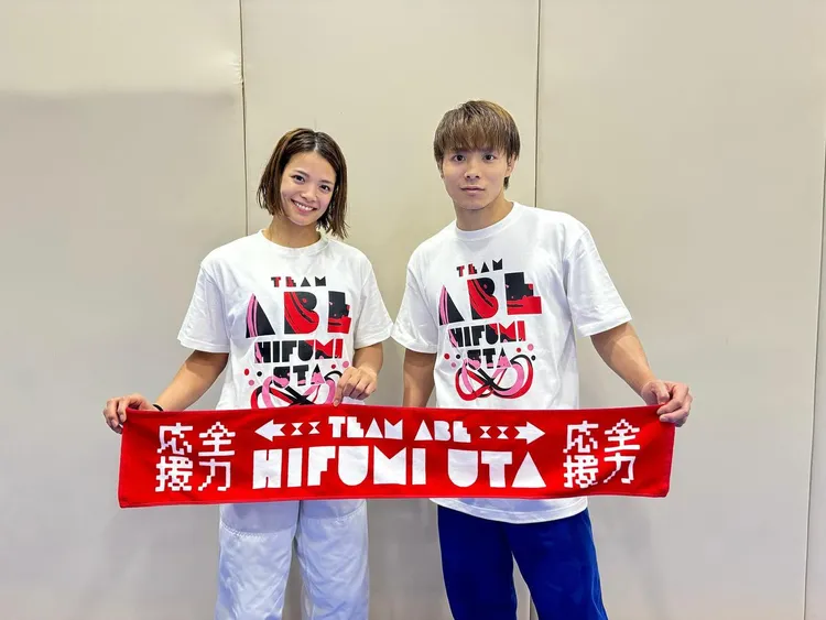 阿部一二三（右）與阿部詩推出TEAM ABE應援T恤。翻攝hifumi.abe IG