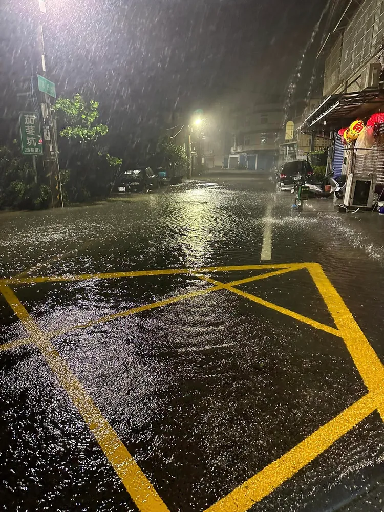 高雄多處大淹水。翻攝臉書