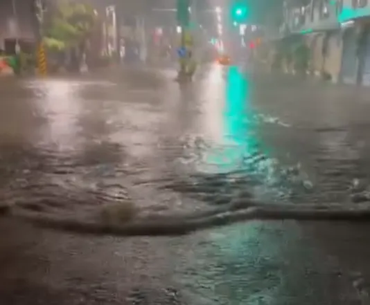 淹水最高到民眾膝蓋。翻攝臉書