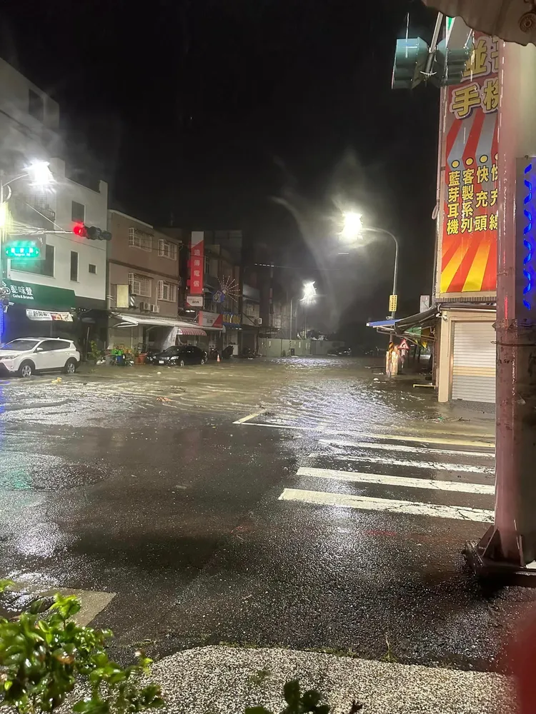 高雄多處大淹水。翻攝臉書