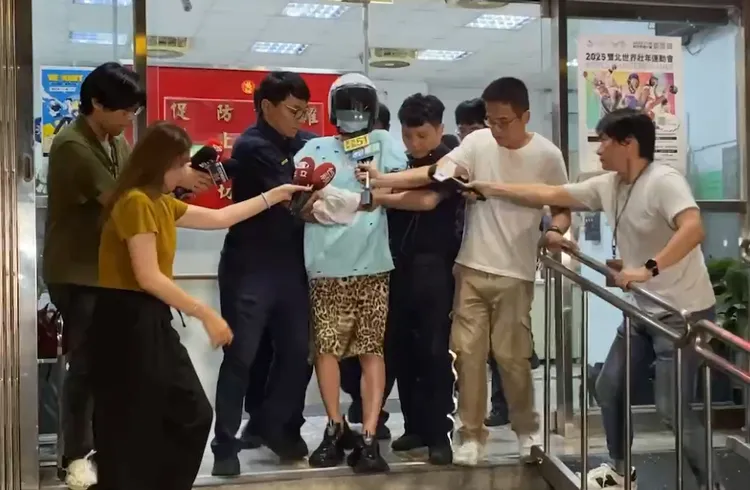 杜男移送時高喊「我老婆是共諜！」警方提供