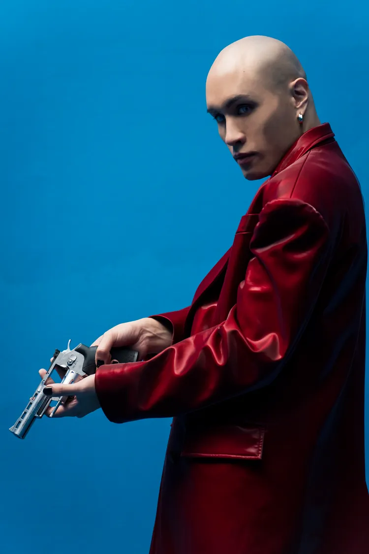 黃宣為戲戴上特殊化妝用的隱形眼鏡。華映娛樂提供