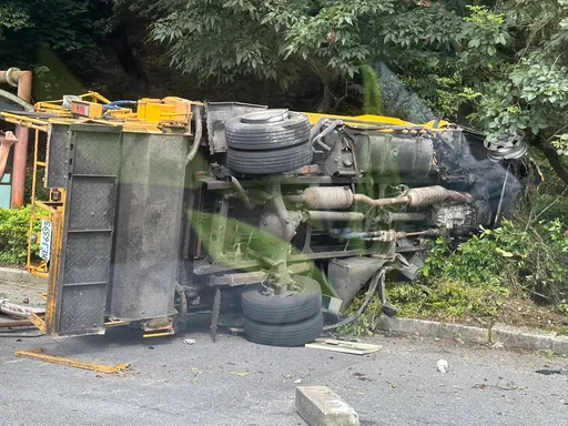疑勾到電線!萬里垃圾車失控撞山壁側翻 2人受傷緊急送醫