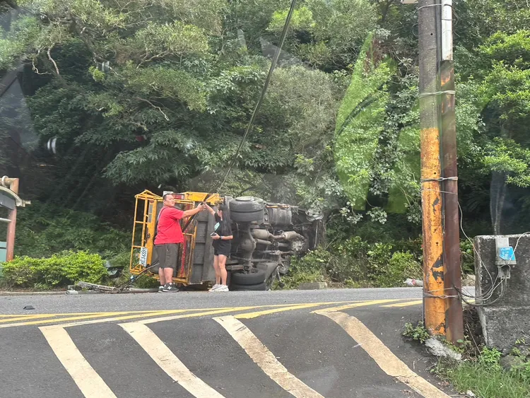 蔡男疑因勾到電線，導致垃圾車失控側翻。翻攝照片