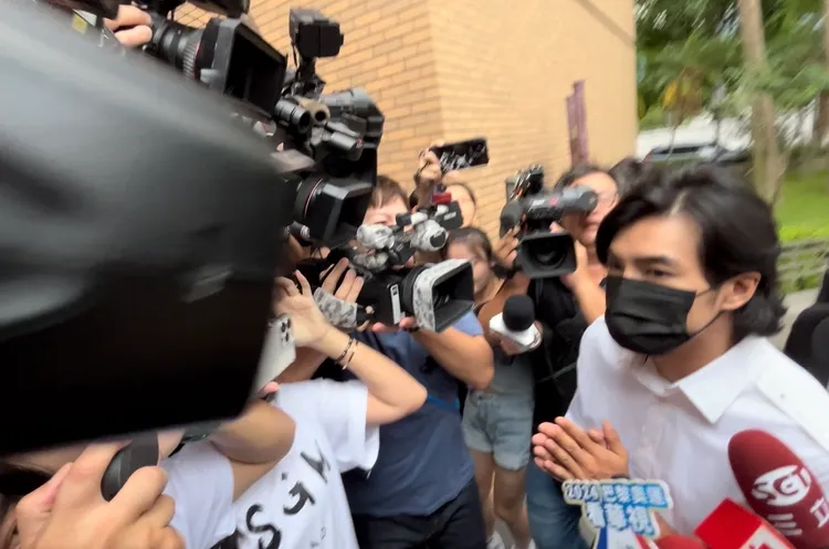 賀軍翔雙手合十緩慢的走進北檢。特勤中心攝