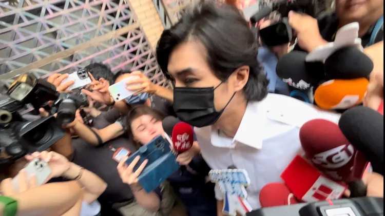 面對記者提問，賀軍翔戴著口罩走進去北檢。特勤中心攝