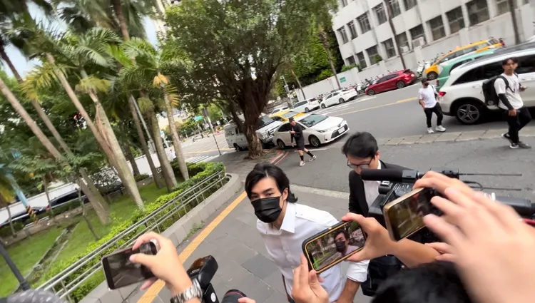 賀軍翔身穿白衣現身北檢。特勤中心攝