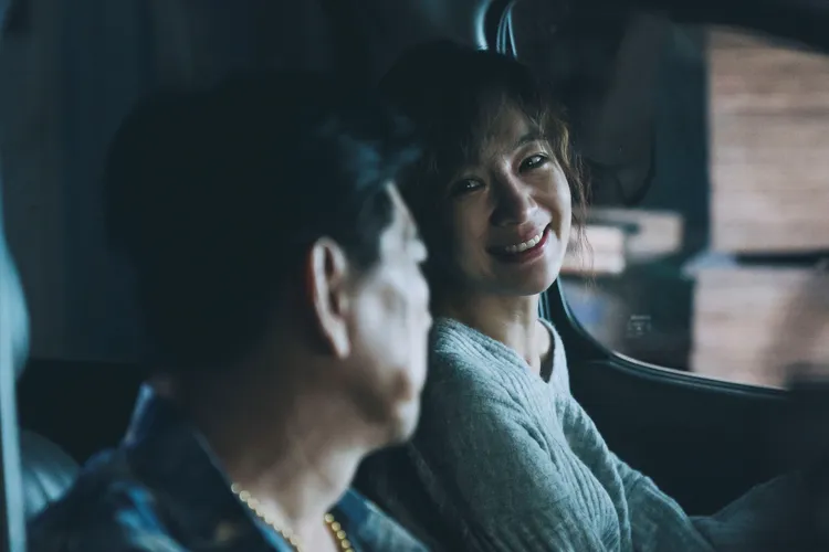 陽靚（右）和高捷在車上的淚別場面動人。抓馬文化提供