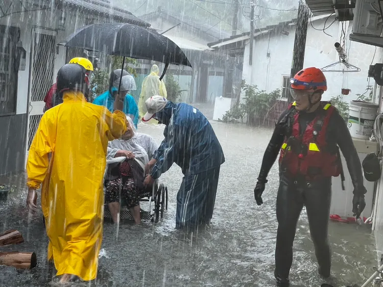 南市消防局第二救災救護大隊主要負責曾文區，昨日迄今出動80人次警義消，協助107位民眾脫困。民眾提供