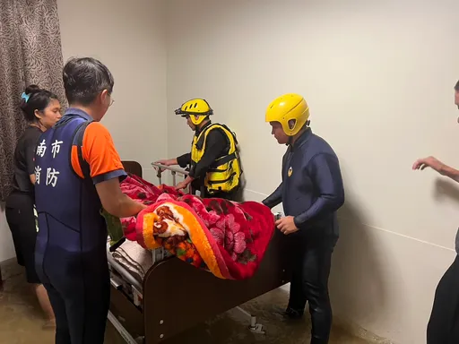 台南雨勢不停　麻豆8旬臥床阿公住家進水　消防隊員馳援「扛」上樓避難