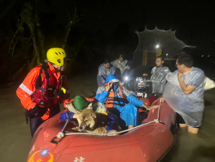 南市消防局第二救災救護大隊主要負責曾文區，昨日迄今出動80人次警義消，協助107位民眾脫困。民眾提供