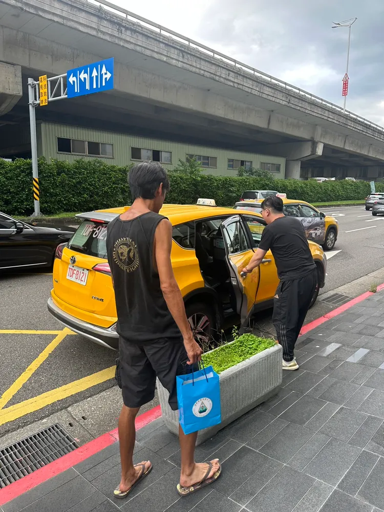 唐治平（左）搭小黃離開愛爾麗。