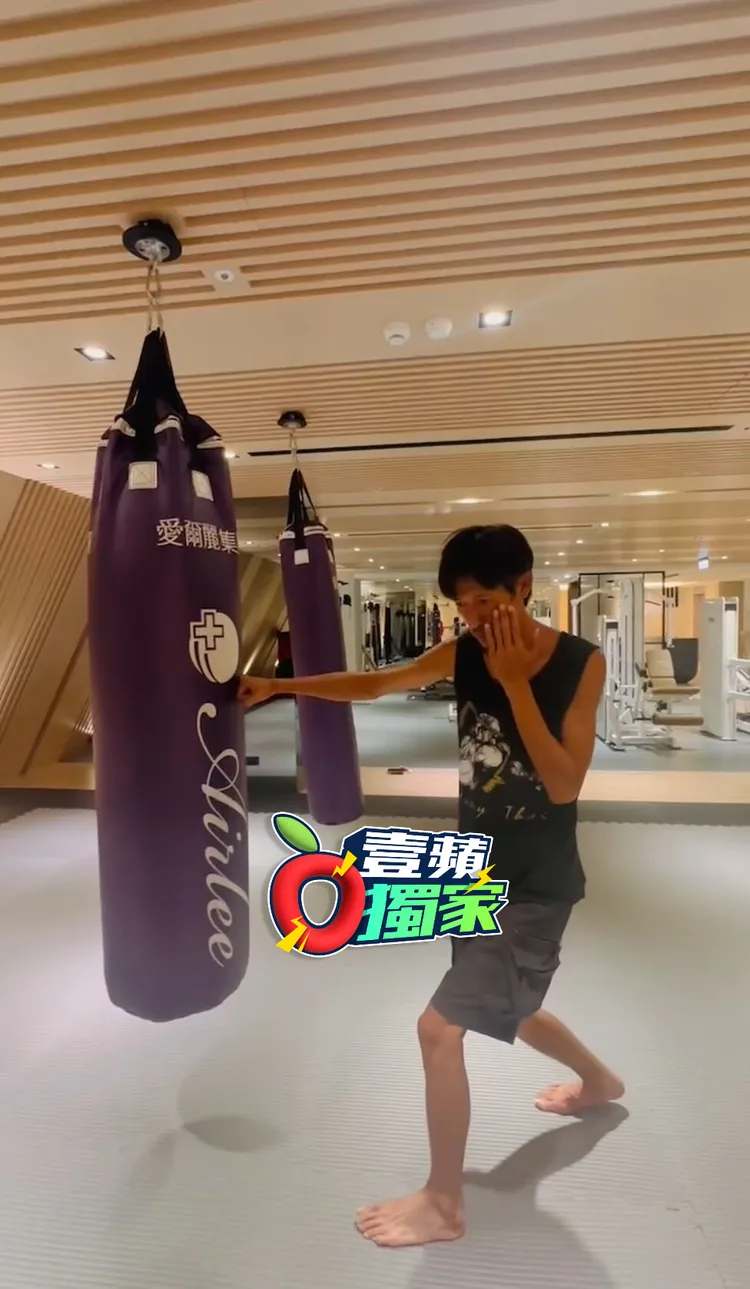 唐治平對沙袋做出各種泰拳動作。