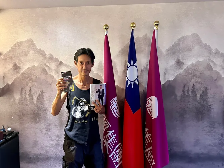 唐治平拿著常如山出版的《傳奇總裁 贏在心性》。
