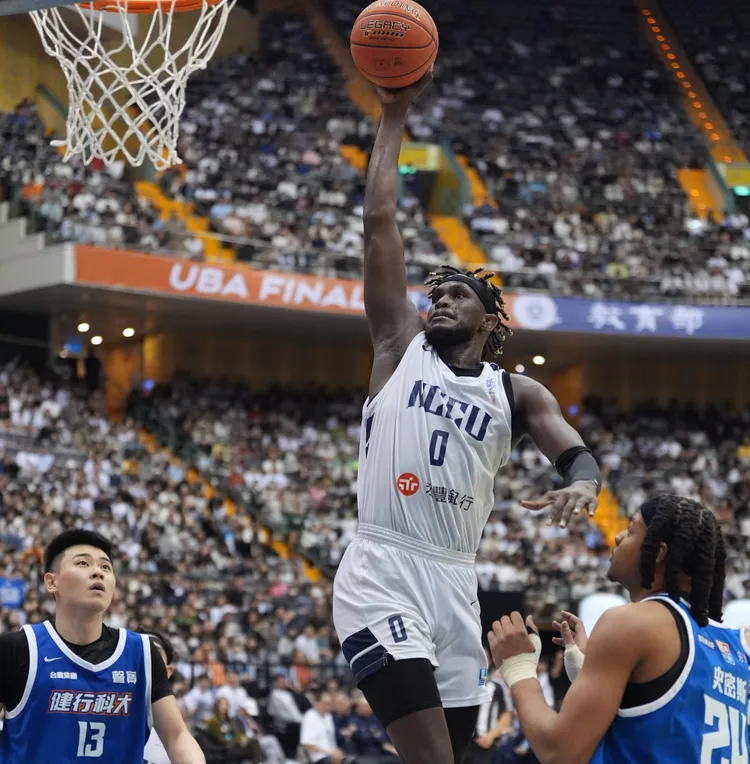 莫巴耶(中)。大專體總