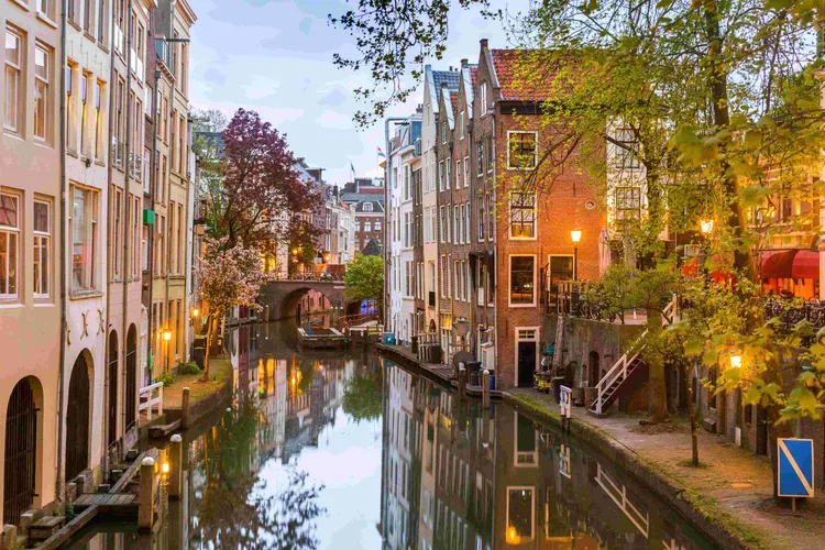 「烏特勒支」距離「阿姆斯特丹」僅 25 分鐘，旅人在此可以沿著運河騎自行車，遊覽阿姆斯特丹的獨特風光。業者提供