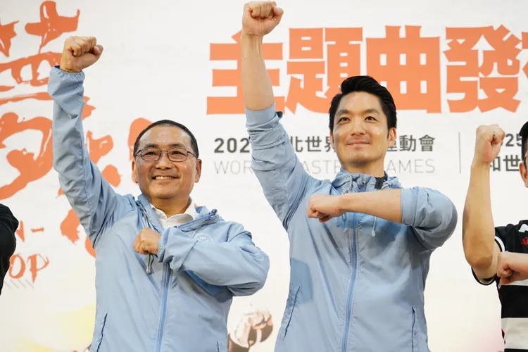 蔣萬安（右）、侯友宜（左）出席雙北世界壯年運動會相關活動。北市府提供