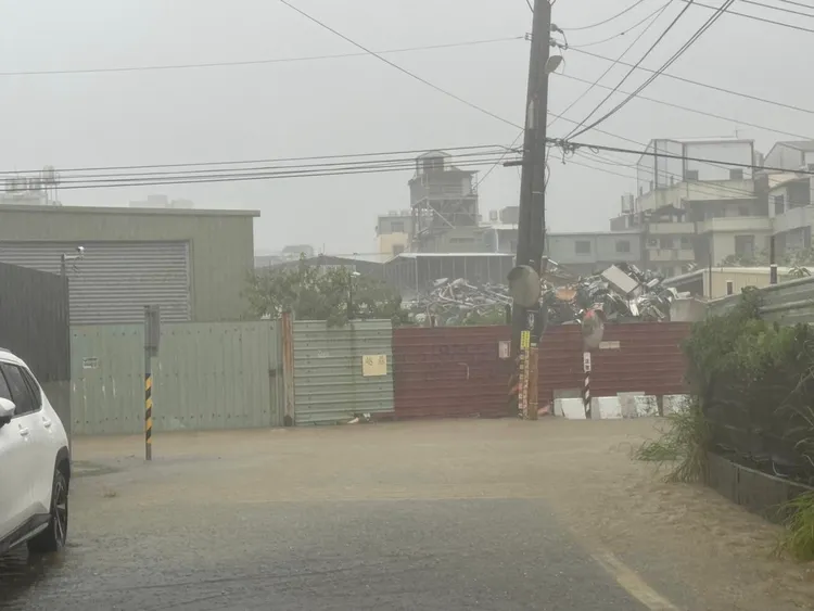 高雄各地大淹水。翻攝高雄市議員張勝富臉書