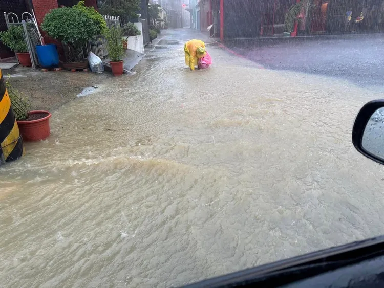 高雄各地大淹水。翻攝高雄市議員張勝富臉書