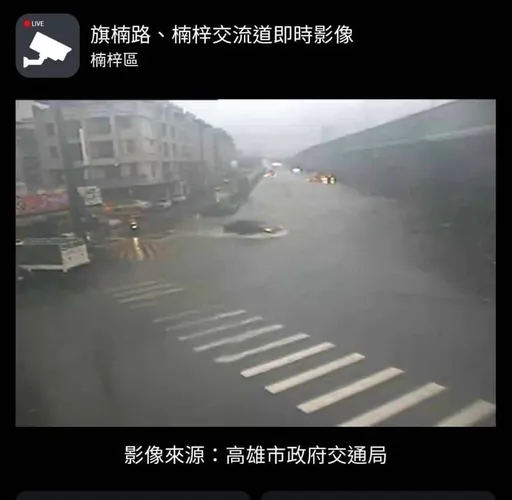 高雄大雨成災!「水淹半輪胎高」轎車冒險通過慘拋錨