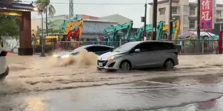 旗楠路附近大淹水。翻攝高雄市議員張勝富臉書