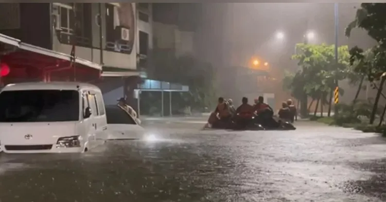 嘉義市湖子八掌溪西岸今天凌晨近2時水淹到腰部，消防人員協助民眾脫困。翻攝照片