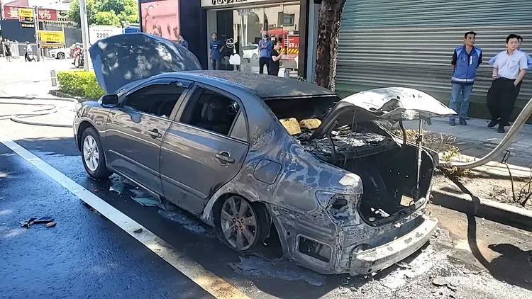 高雄市博愛一路、大順路口路旁一整排汽機車起火，1輛轎車、8台機車付之一炬。警方提供