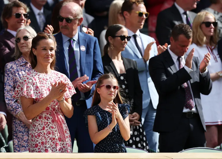 夏綠蒂小公主隨媽媽凱特王儲妃出席溫網男子決賽，坐在皇家包廂。路透