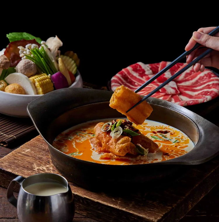 「萬客什鍋」歡慶新北永和中正店全新開幕，推出獨家「擔擔特濃豆漿鍋」，是火鍋愛好者新選擇。業者提供