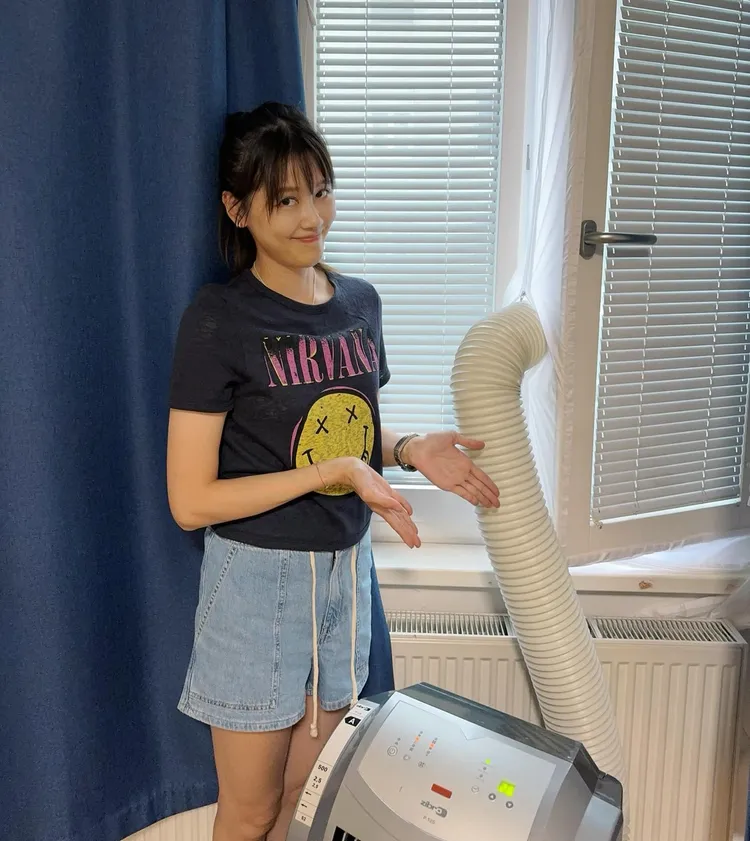 嚴立婷幫友人裝室內的行動冷氣機，把熱氣經由管子排出去。翻攝嚴立婷臉書
