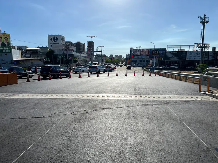 萬代橋是連接仁德與東區的要道，一旁就是仁德交流道，車流量大。台南市政府工務局提供