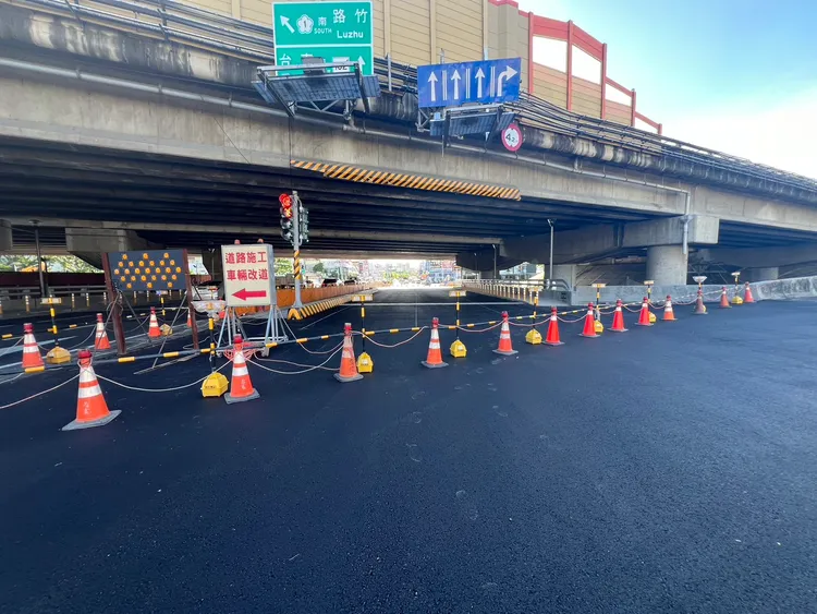 萬代橋上方就是國道中山高，施工高度不到10公尺，難度相當高。台南市政府工務局提供