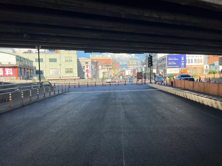 目前仁德往東區經便道，另一側新建道路則開放通行。台南市政府工務局提供