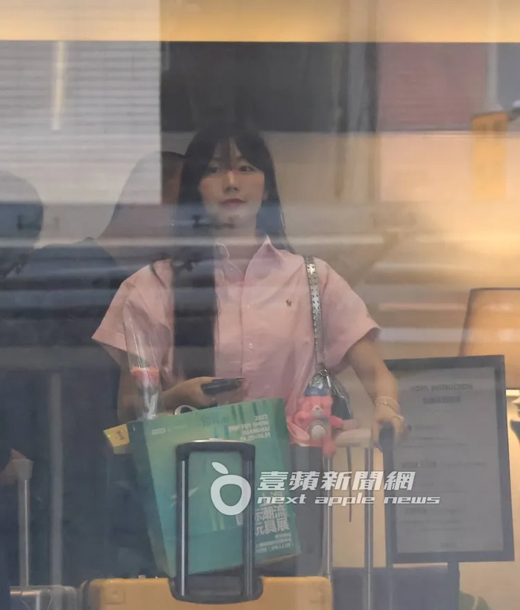 安芝儇在飯店等待工作人員辦理入住手續。特勤中心攝