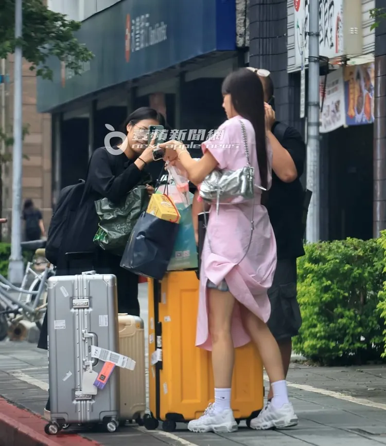 粉絲們暖心送給安芝儇2大袋禮物。特勤中心攝