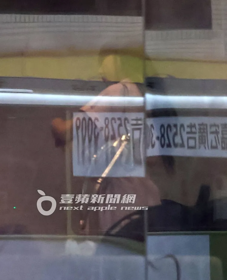 安芝儇等待經紀人辦入住手續，在一旁大跳應援舞蹈練習。特勤中心攝