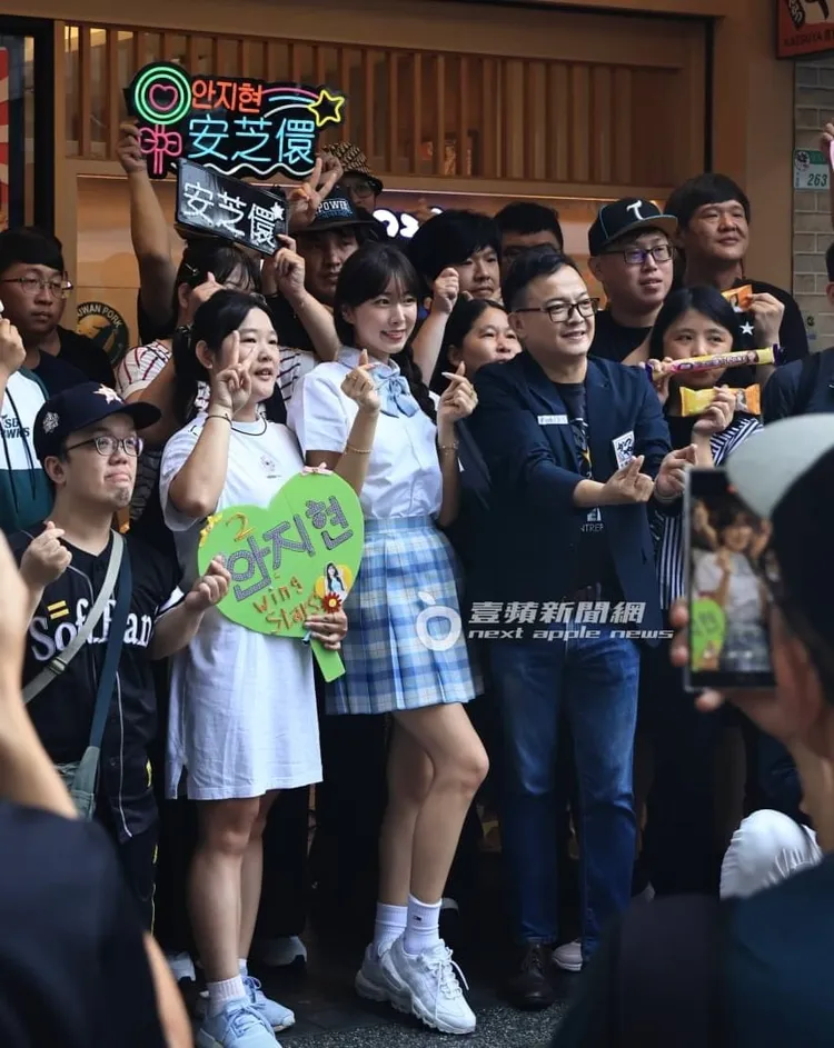 安芝儇的粉絲拿著自製看板和燈牌，冒雨支持。特勤中心攝