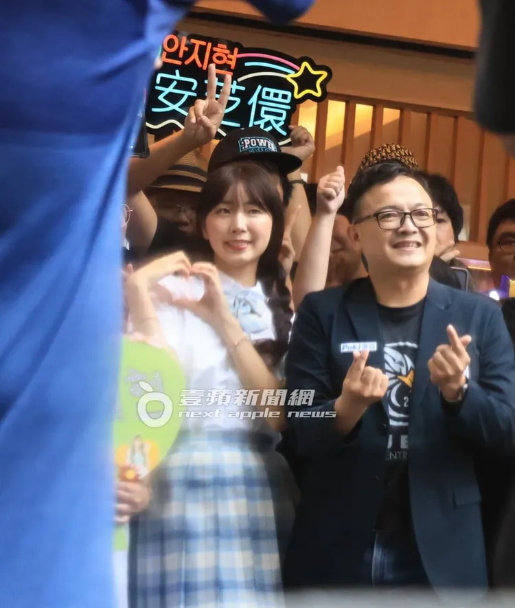台鋼雄鷹啦啦隊女神安芝儇（左）來台發展，在台北舉辦粉絲見面會。特勤中心攝