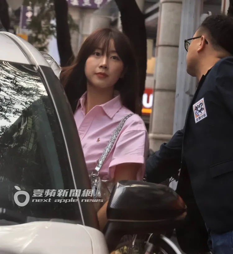 安芝儇看著粉絲離情依依。特勤中心攝
