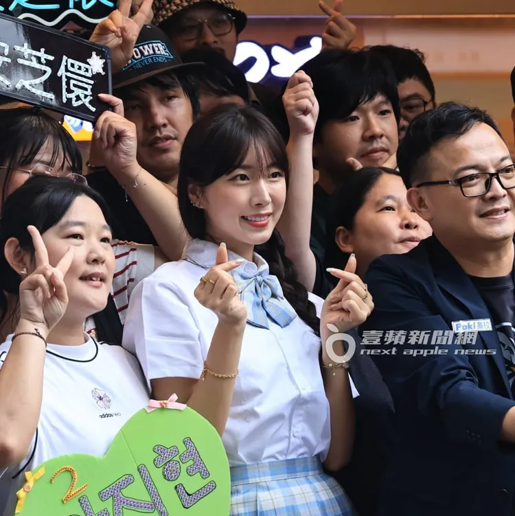 安芝儇手比愛心送給粉絲。特勤中心攝