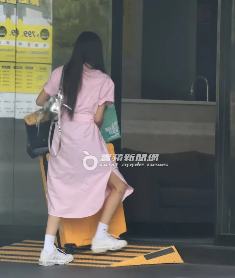 安芝儇賣力幫經紀人提行李。特勤中心攝