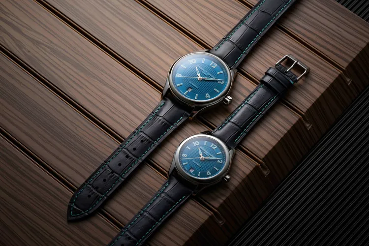 康斯登百年典雅賽艇系列自動腕錶，拋光不鏽鋼錶殼，藍色錶面，深藍色小牛皮錶帶，自動上鏈FC-303機芯，動力儲存38小時，防水深度50米，36mm／6萬6200元、42mm／6萬6000元。品牌提供
