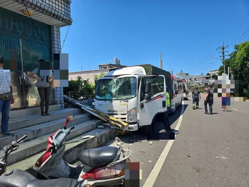 新北萬里客運車禍 疑司機開到睡著!衝撞路邊貨車損民宅