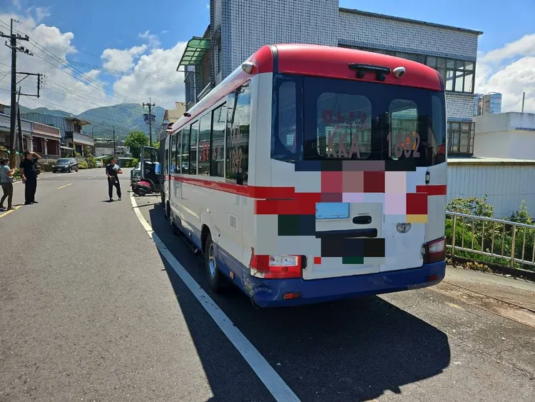客運司機精神不佳發生車禍。消防局提供