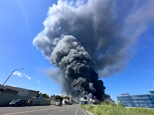 台南山上區工場大火夾雜猛烈爆炸聲　濃煙10公里外清楚可見！警消搶救中