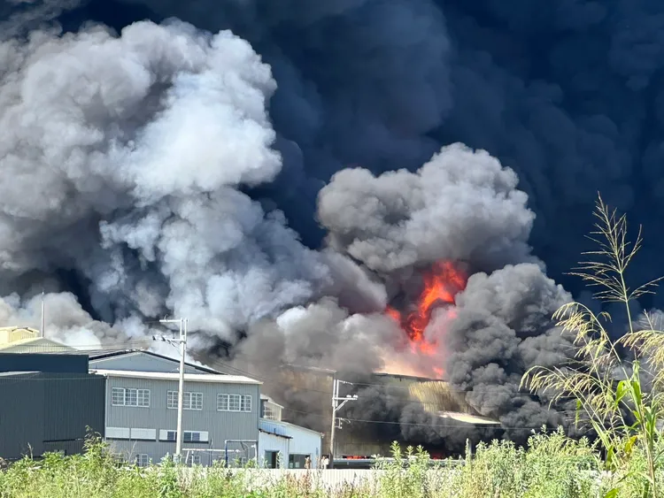 山上工廠火警火勢猛烈濃煙蔽天。民眾提供