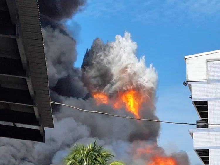 山上工廠火警火勢猛烈濃煙蔽天。民眾提供