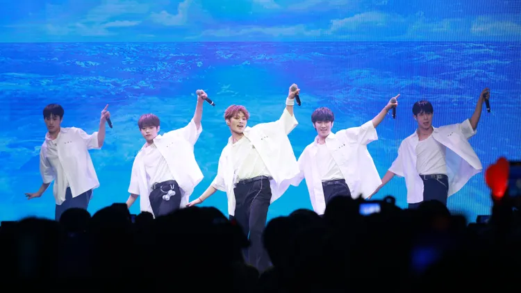 琴俊弦（左起）、申藝燦、崔禹真、隊長金珉成、洪健煕載歌載舞。ONINN ASIA 提供