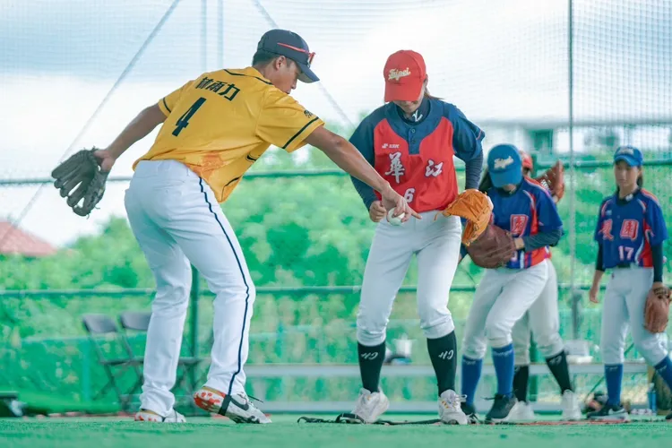 中信盃黑豹旗巡迴列車特別規劃「女黑豹賽前衝刺班」，每場次均邀請專業教練及球員傳授球技，內容包含三小時的科學訓練課程，透過媲美美國職棒大聯盟等級的軟硬體設備，分析投球及打擊數據，幫助選手以科學化的方式了解現況，進而提升實力。中信銀行提供